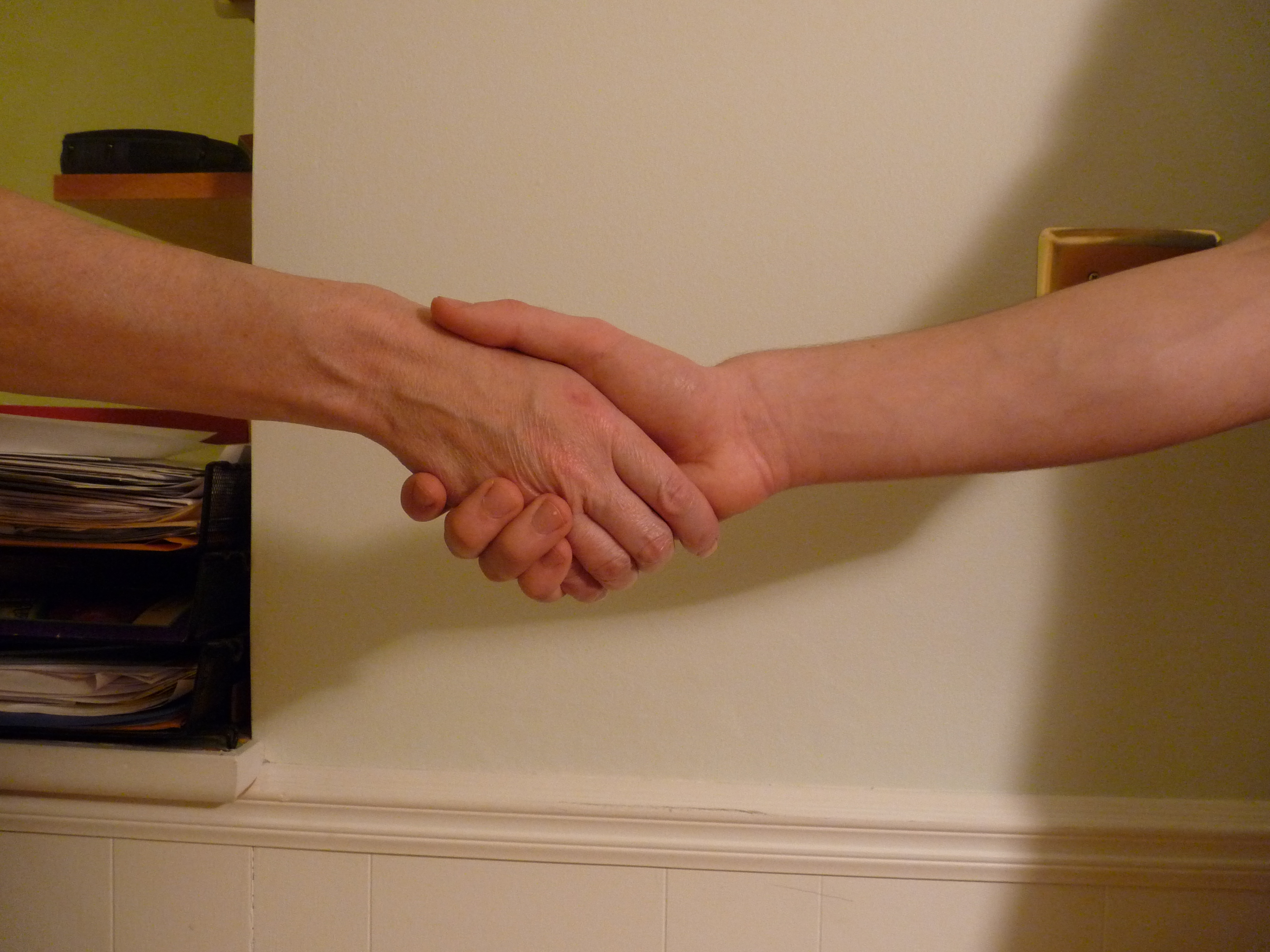 Poignée de main entre un employé plus âgé et un plus jeune