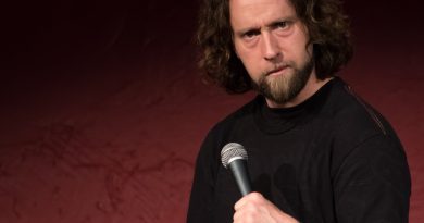 Un comédien montre du scepticisme