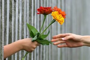 Donner un bouquet de fleurs