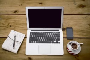 Un ordinateur portable posé sur une table