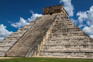 La base très large et solide d’une pyramide