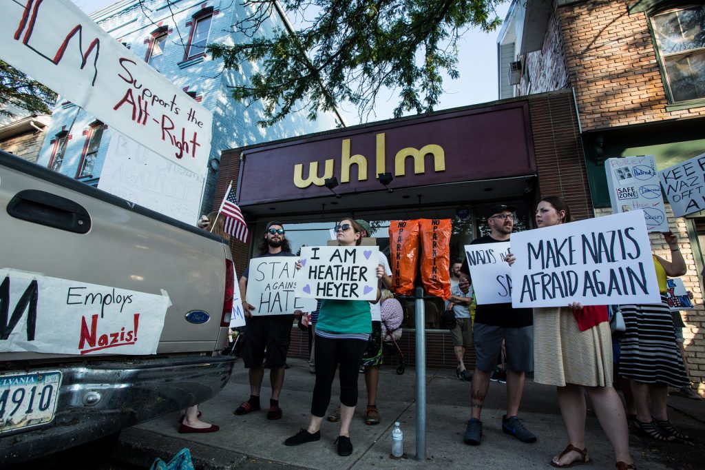 Protestation devant les locaux de la radio WHLM