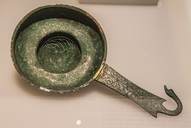 Passoire grecque du ve siècle av. J.-C., utilisée pour filtrer les dépôts du vin parfumé d'épices et de fleurs.