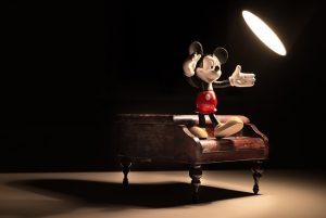 Figurine de Mickey Mouse sur un piano