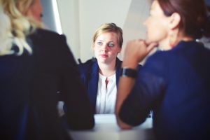 Jeune femme en entrevue