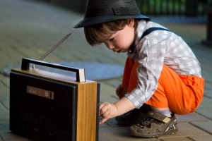 Petit garçon qui écoute la radio