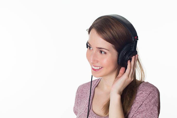 Jeune femme avec des écouteurs sur les oreilles