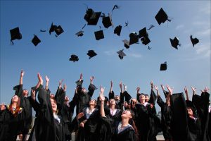 Un groupe de jeunes diplômés