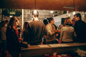 Des gens dans un bar sportif