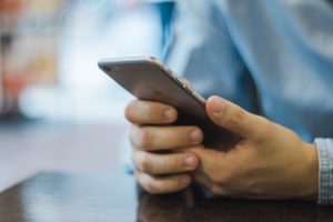 Téléphone cellulaire dans les mains