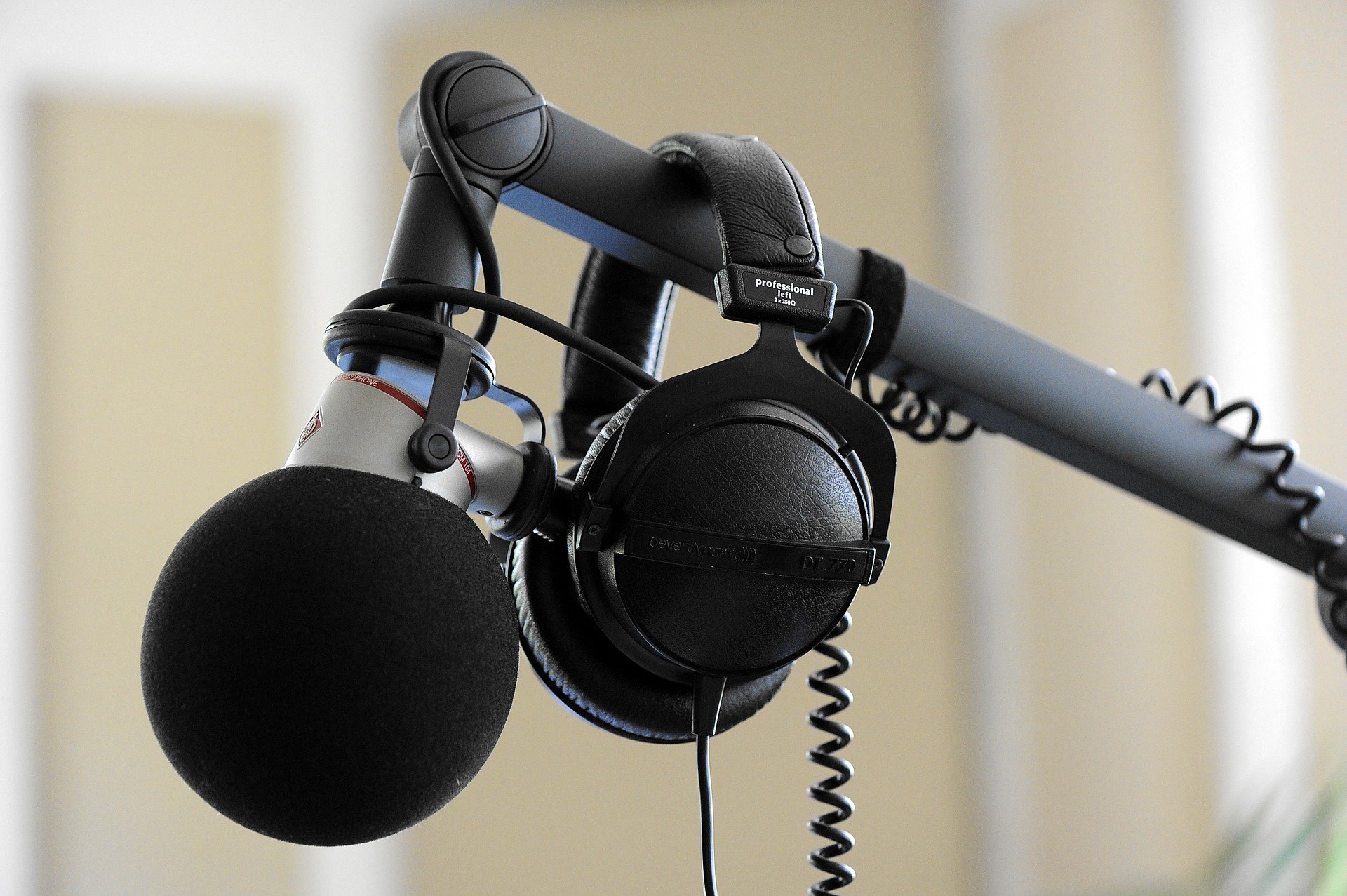 Microphone et casque d'écoute dans un studio