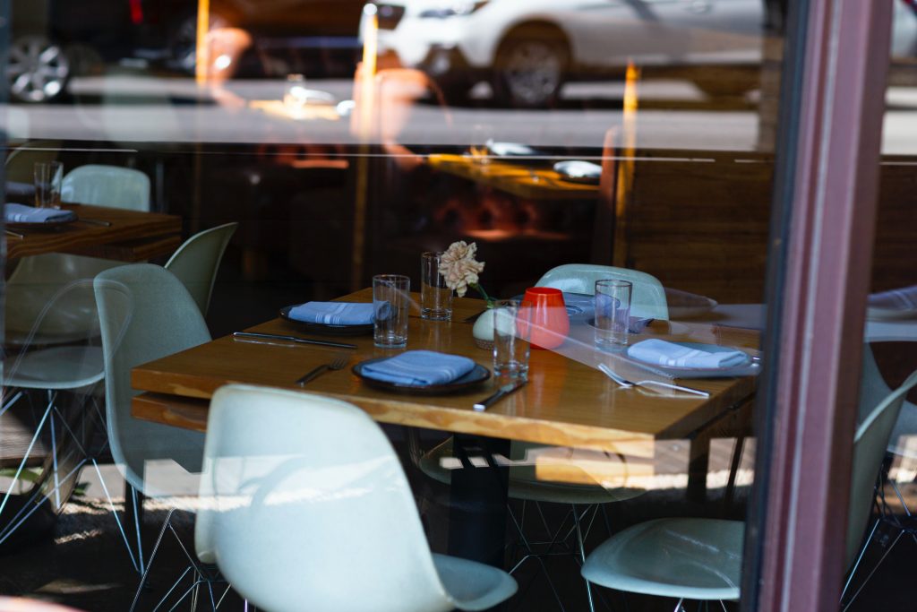 Des tables vides dans un restaurant