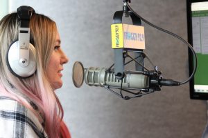 Une jeune femme qui parle à la radio