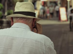 Un monsieur âgé parle au téléphone