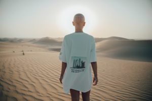 Jeune femme dans le désert avec un t-shirt inspirant