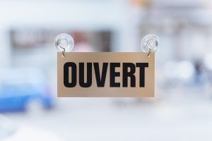 Affiche "OUVERT" dans la porte d'un magasin