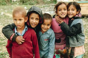 Un groupe de jeunes enfants 