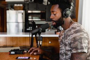 Un homme parle au microphone