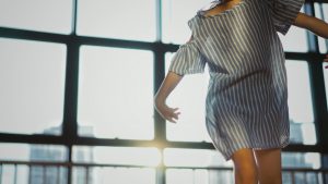 Une femme qui danse en écoutant la radio