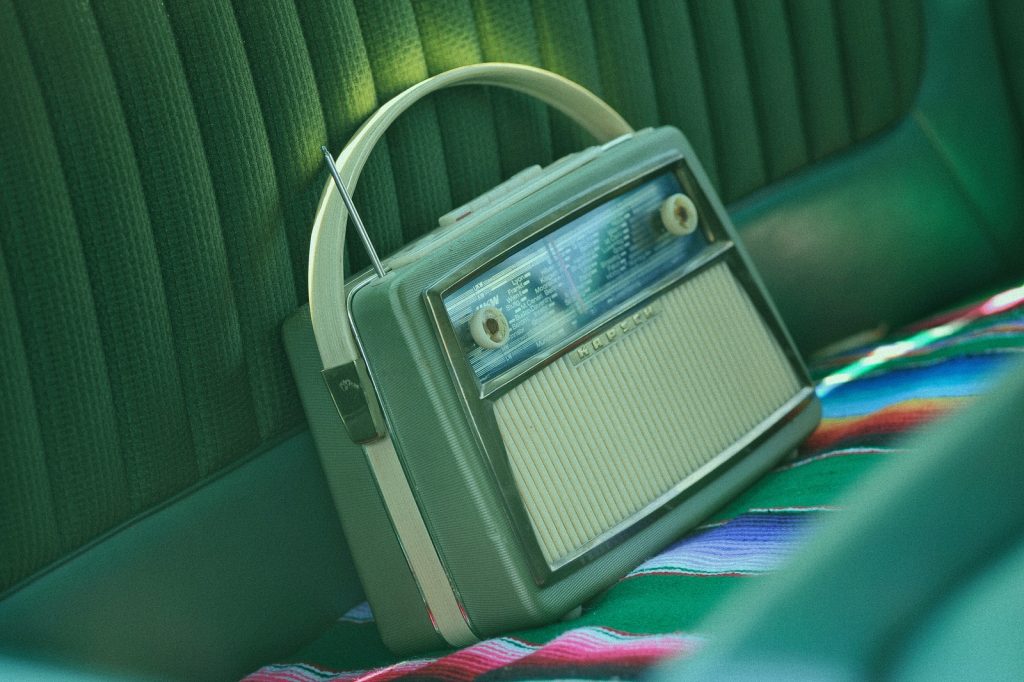 Radio grise sur une banquette de voiture