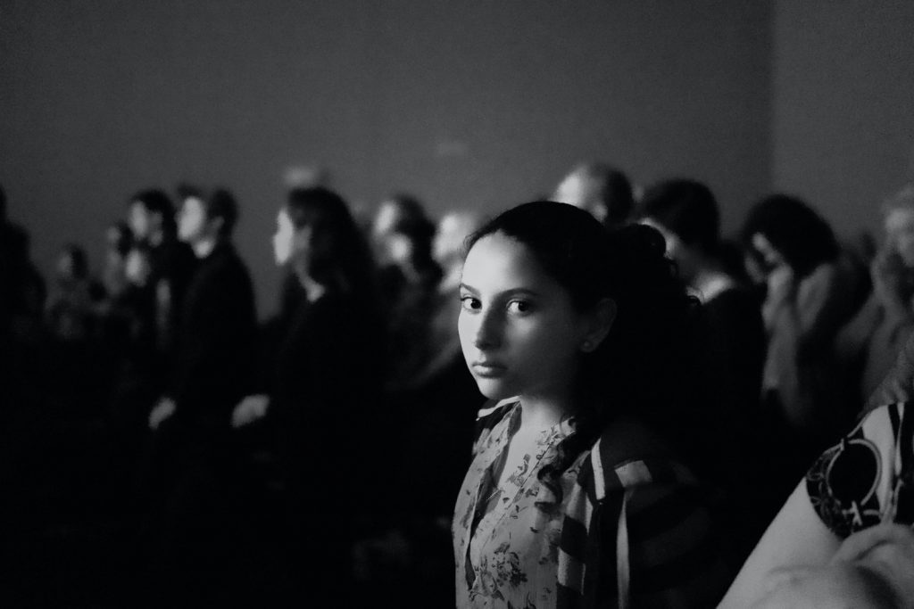 Une jeune femme parmi une foule