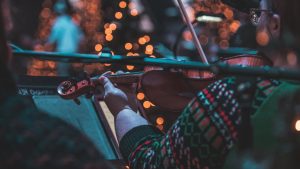 Une violoniste d'un orchestre de Noël