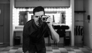 Un homme avec une caméra devant un miroir