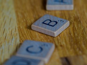 Des pièces de Scrabble