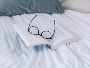 Lunettes à monture noire sur un livre