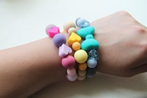 Un bracelet autour d'un poignet