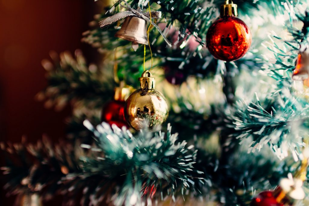 Boules accrochées à l'arbre de noël