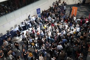 Une foule de gens dans un bâtiment