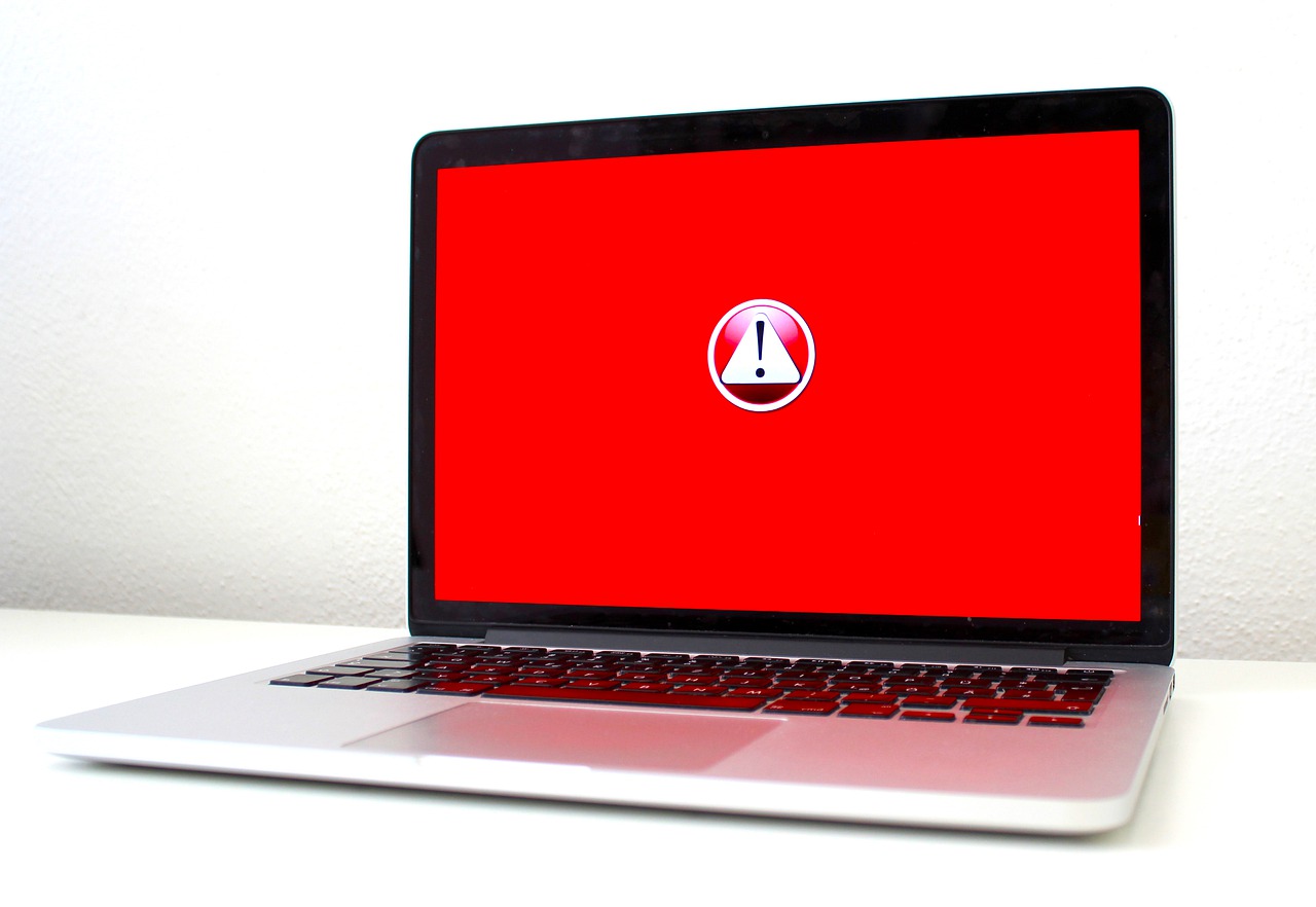 Un ordinateur portable avec un signe d'alerte rouge
