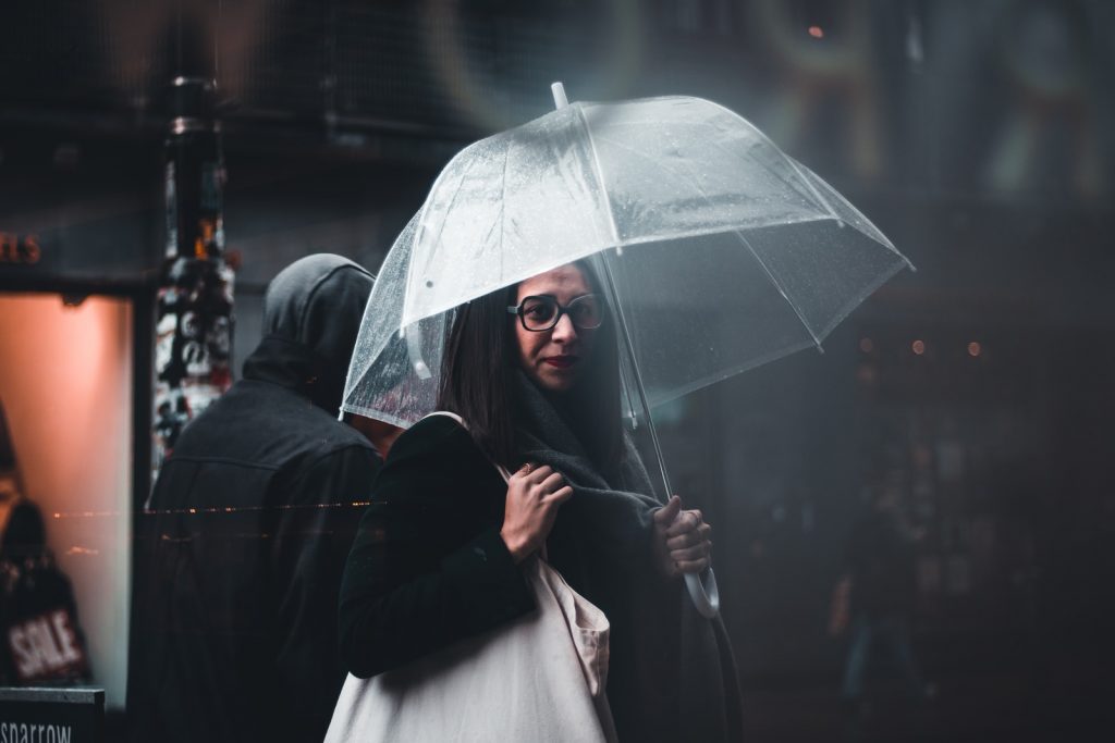 Quelqu'un sous un parapluie