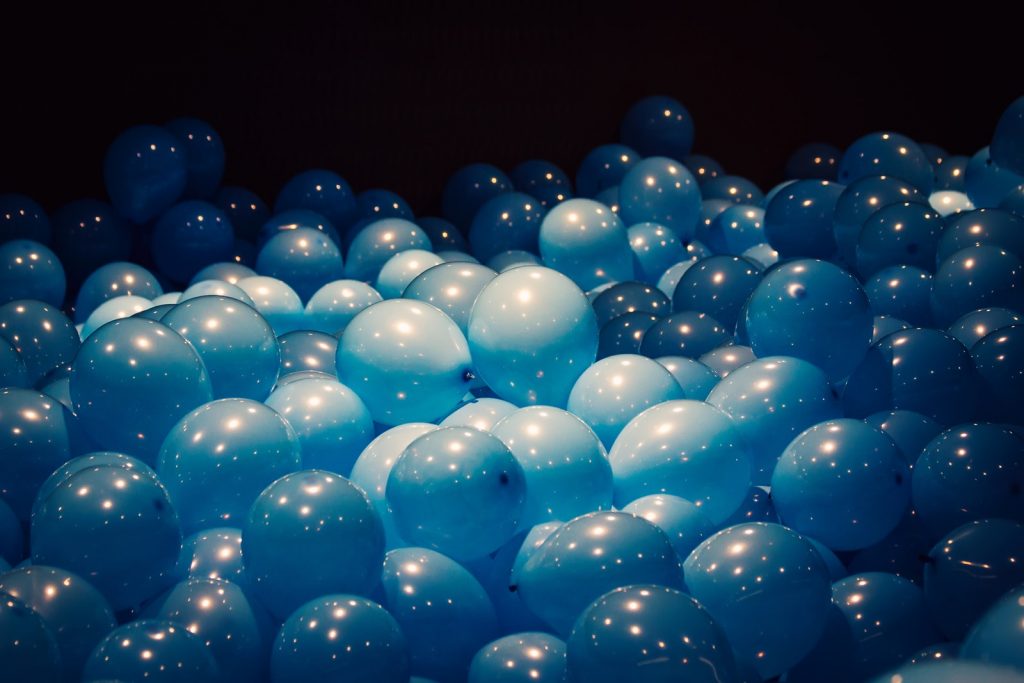 Des ballons bleus