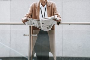 Une personne qui tient un journal