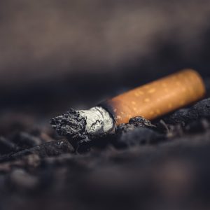 Une cigarette en train de brûler