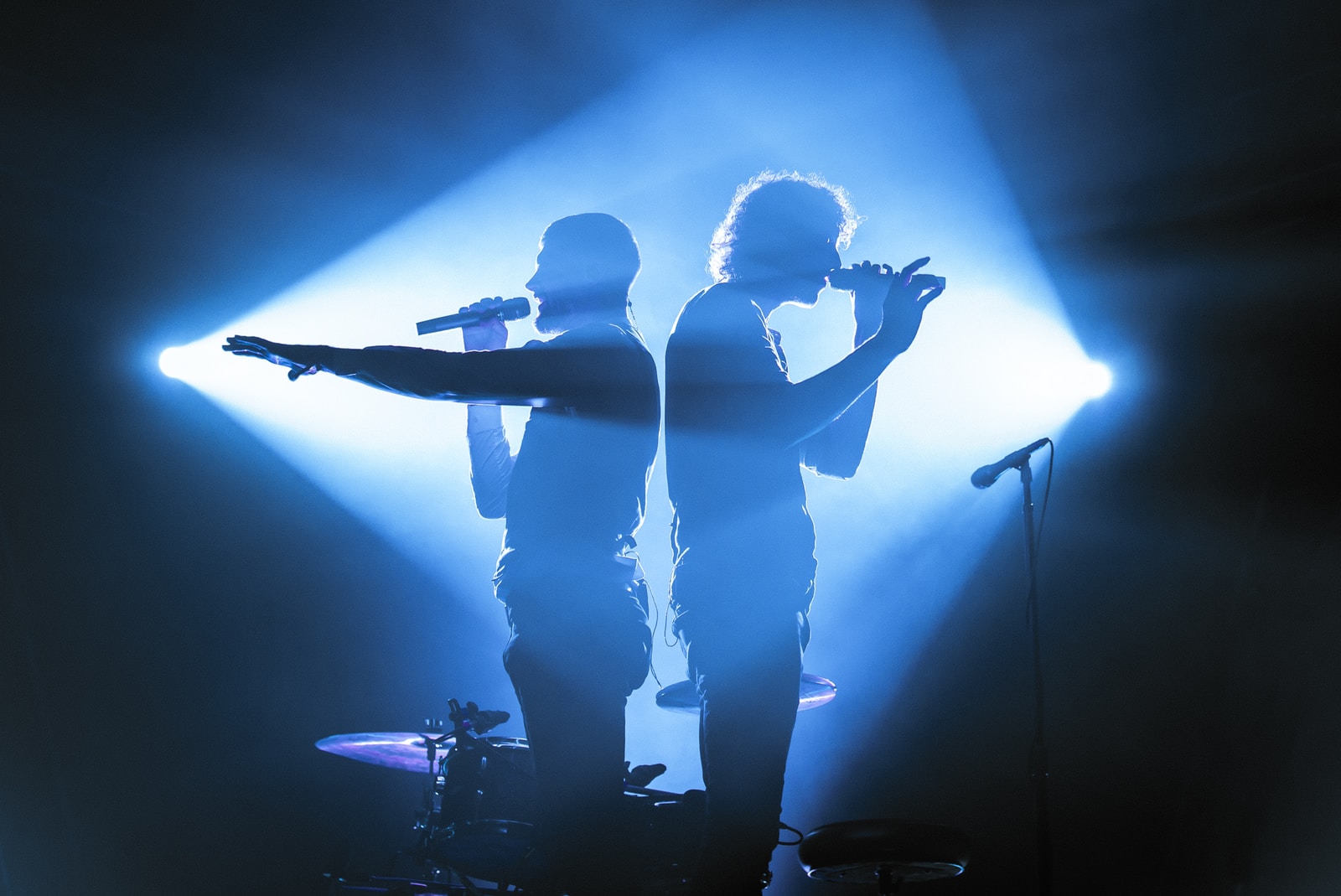 Des chanteurs dans un faisceau de lumière