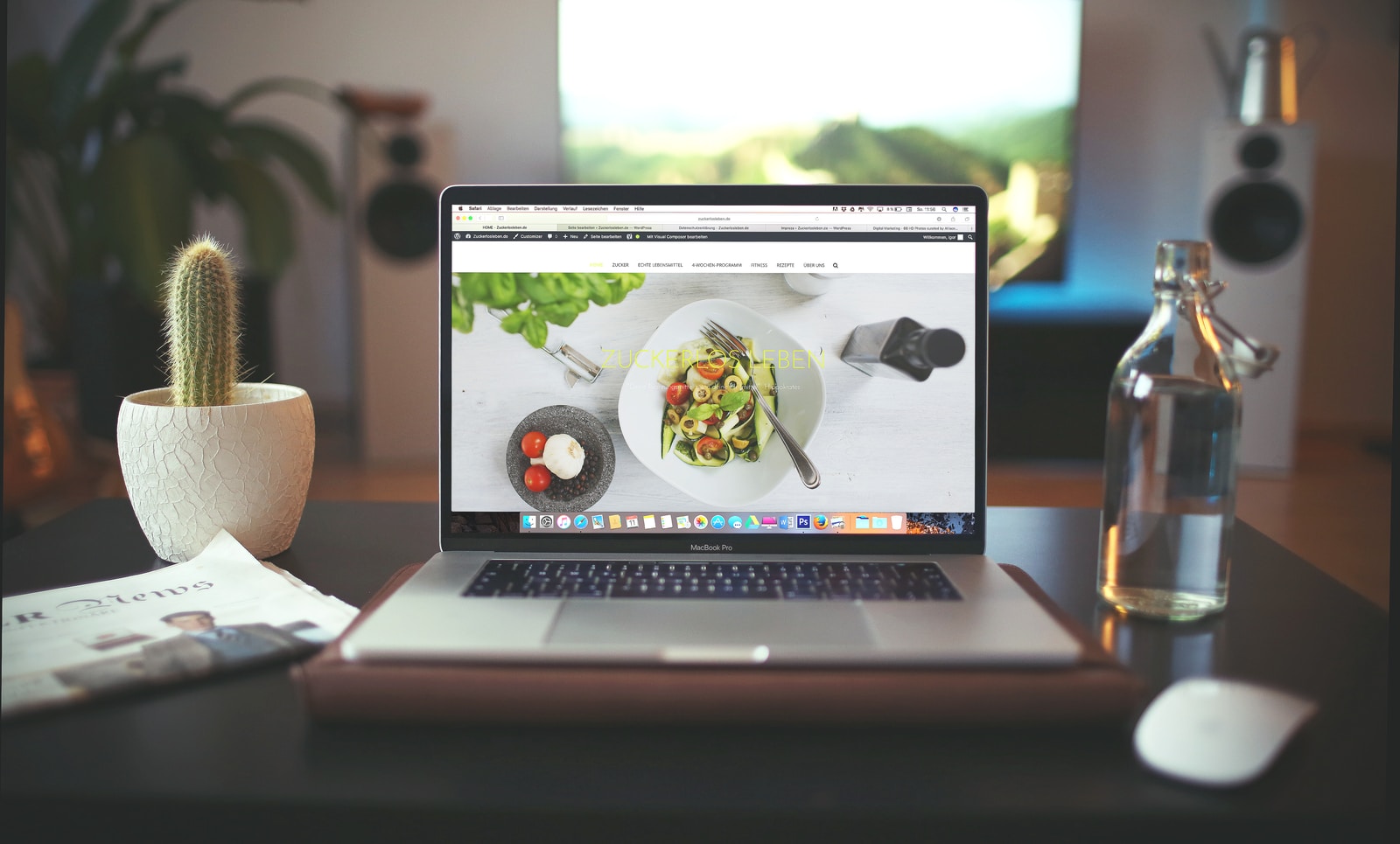 Macbook Pro sur l'écran duquel on aperçoit un plat de légumes