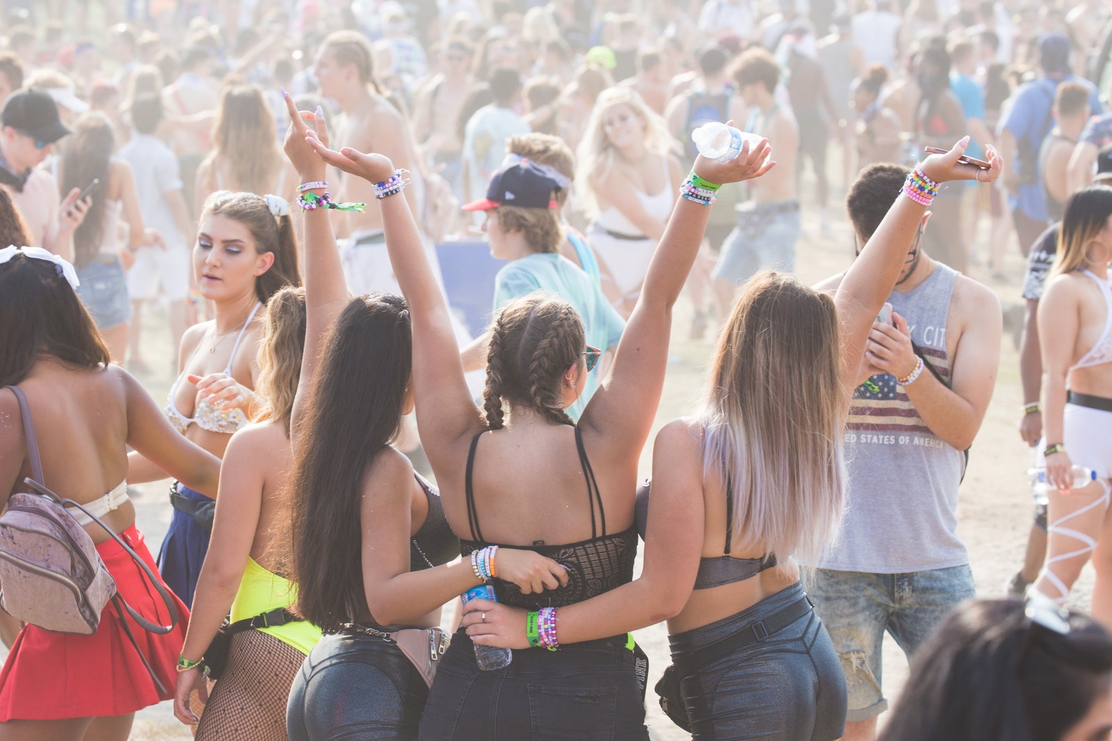 Des gens dans une fête sur une plage