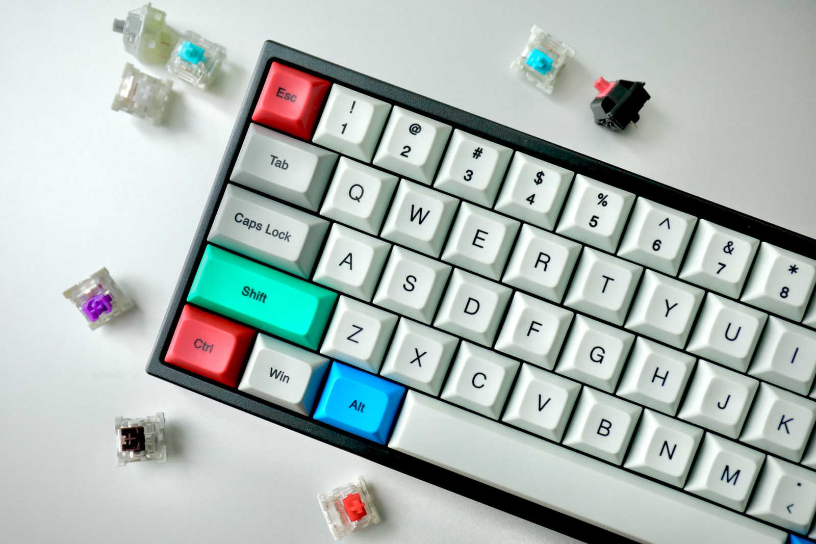 Un clavier d'ordinateur avec des touches colorées