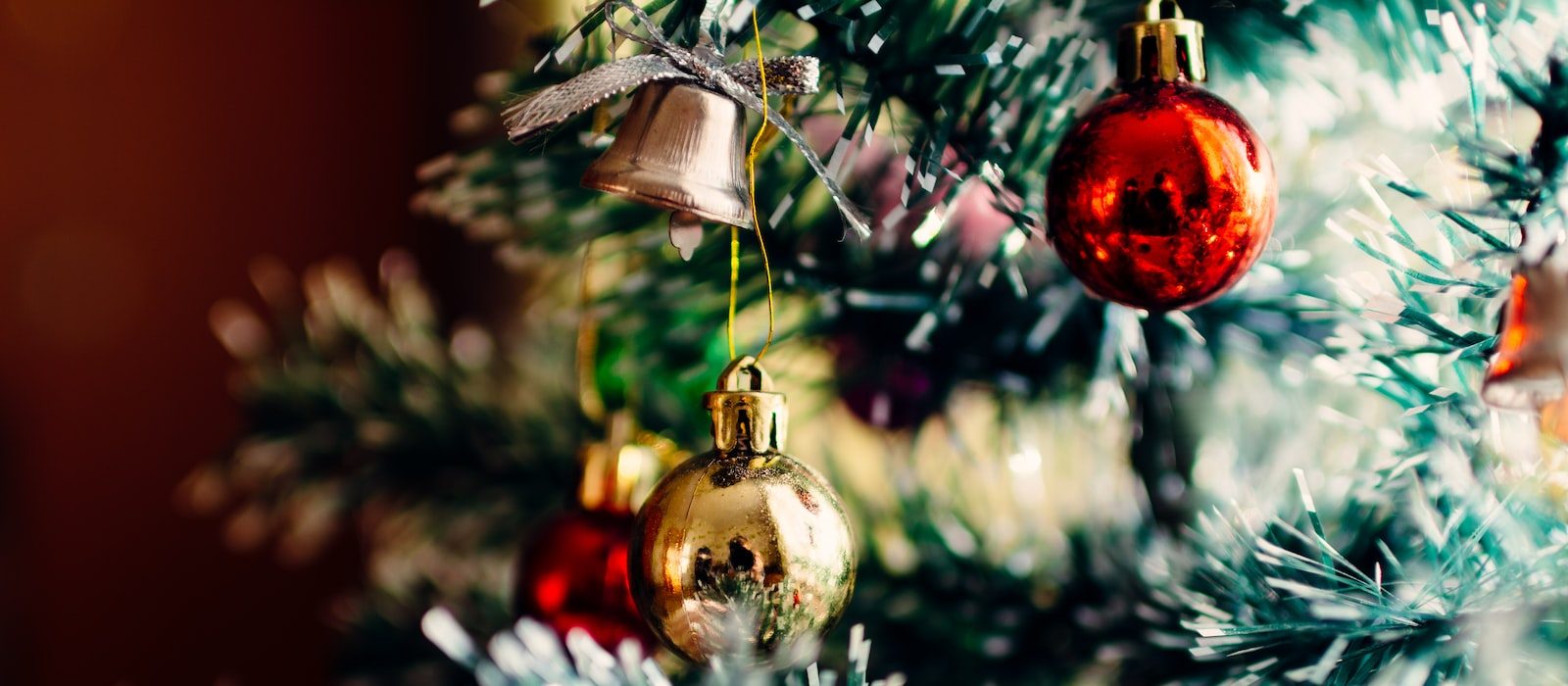 Des décorations dans un sapin