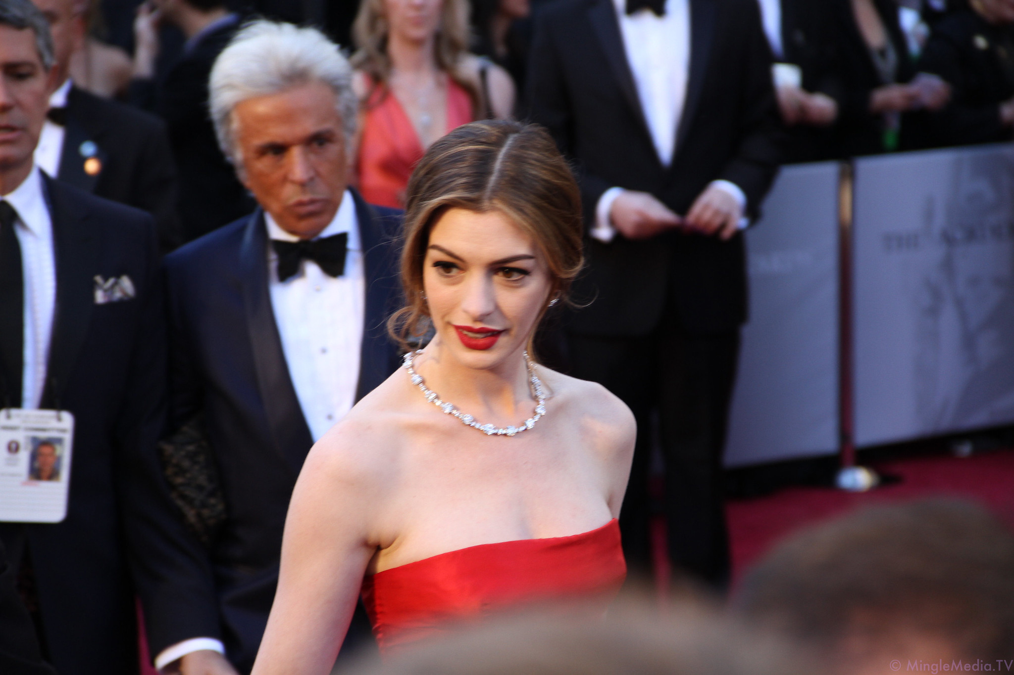 Anne Hathaway sur le tapis rouge de la 83e cérémonie des Oscars