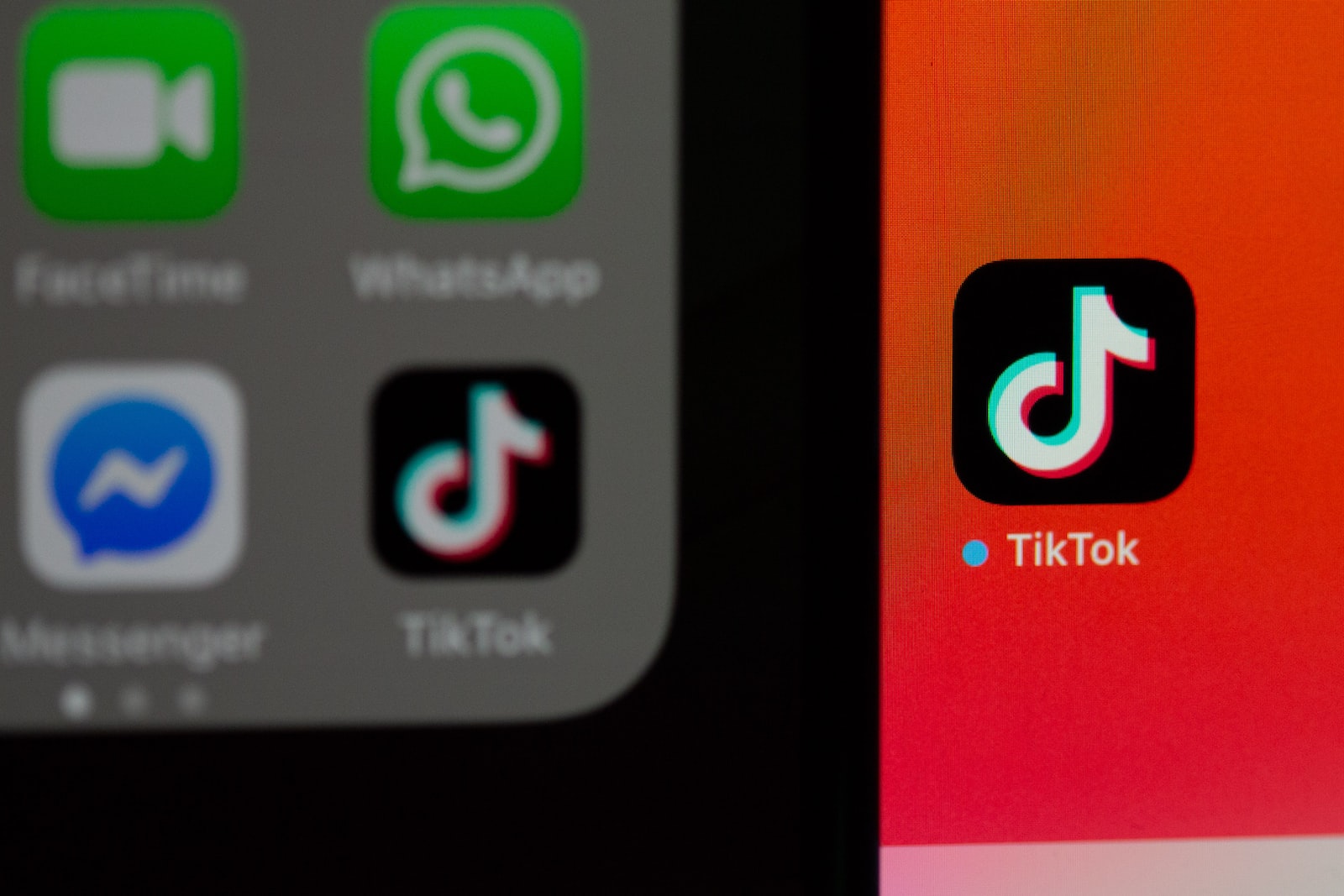 Deux logos de TikTok l'un à côté de l'autre