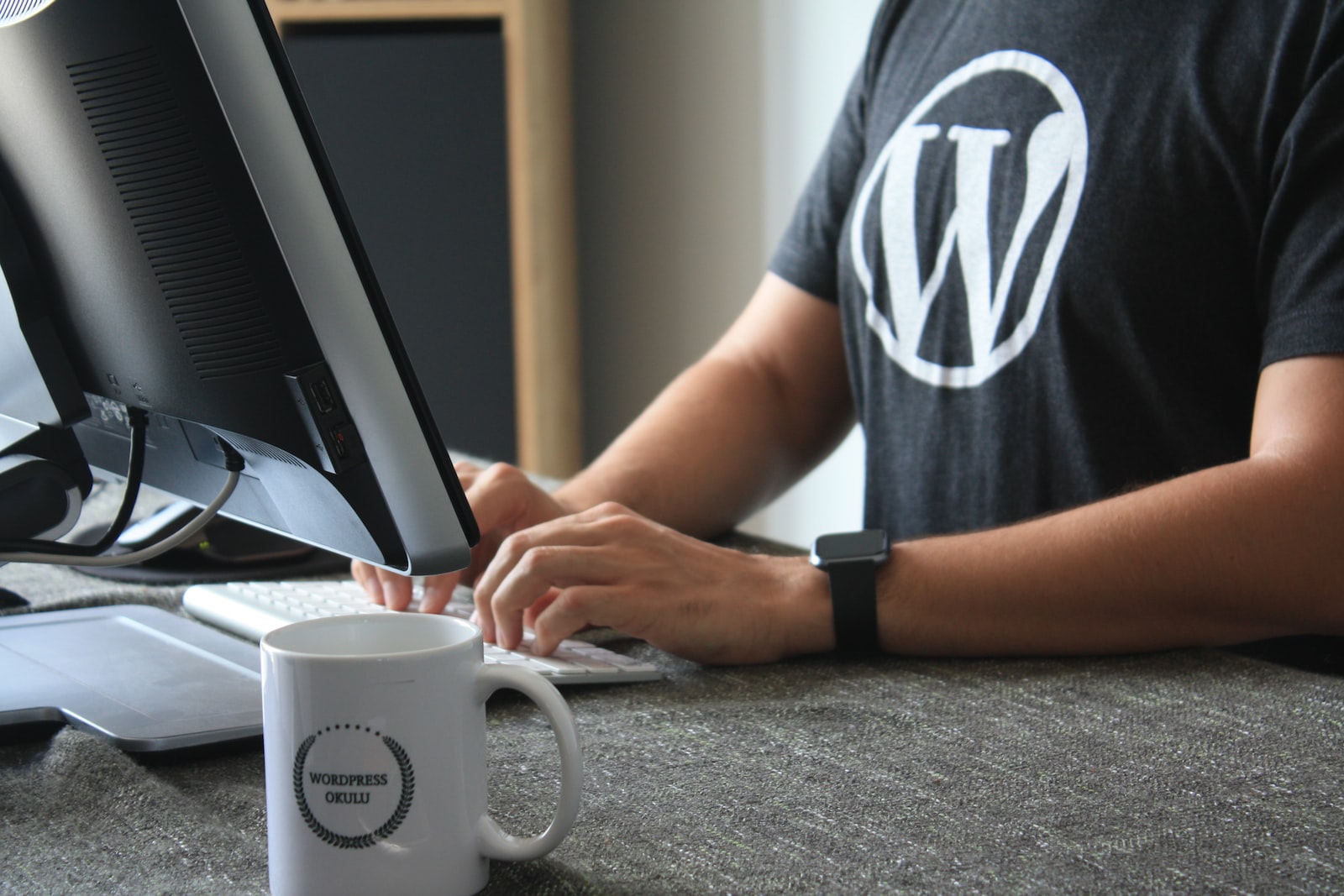 Une personne vêtue d'un t-shirt avec le logo de WordPress