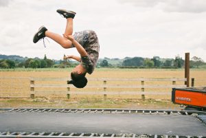 Un enfant qui rebondit sur un trampoline