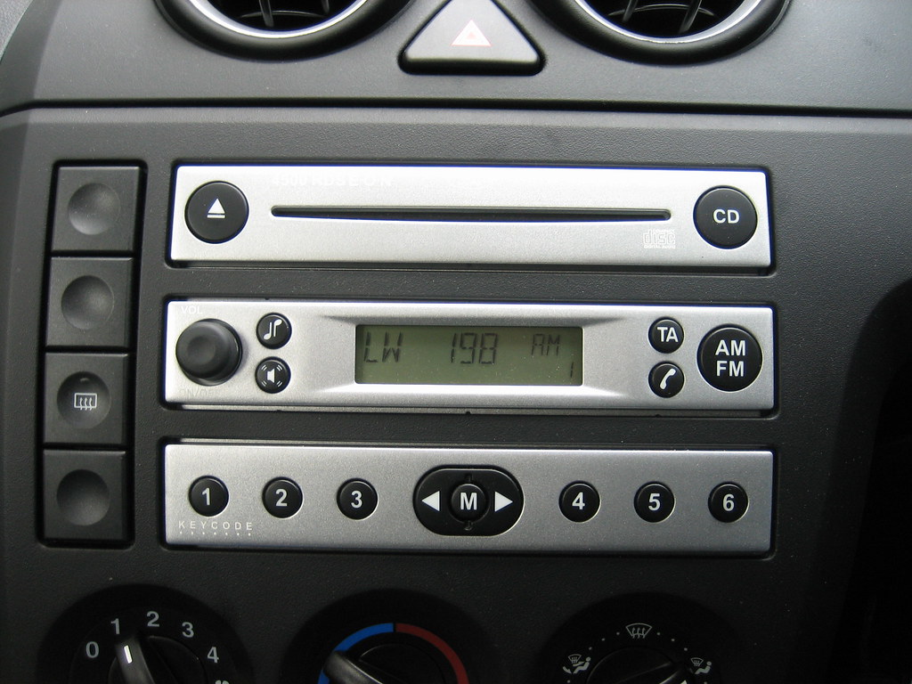 Une radio dans le tableau de la voiture