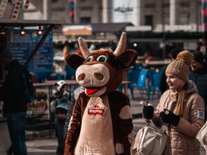 Une personne portant un costume de vache