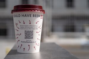 Un gobelet de café avec un code QR