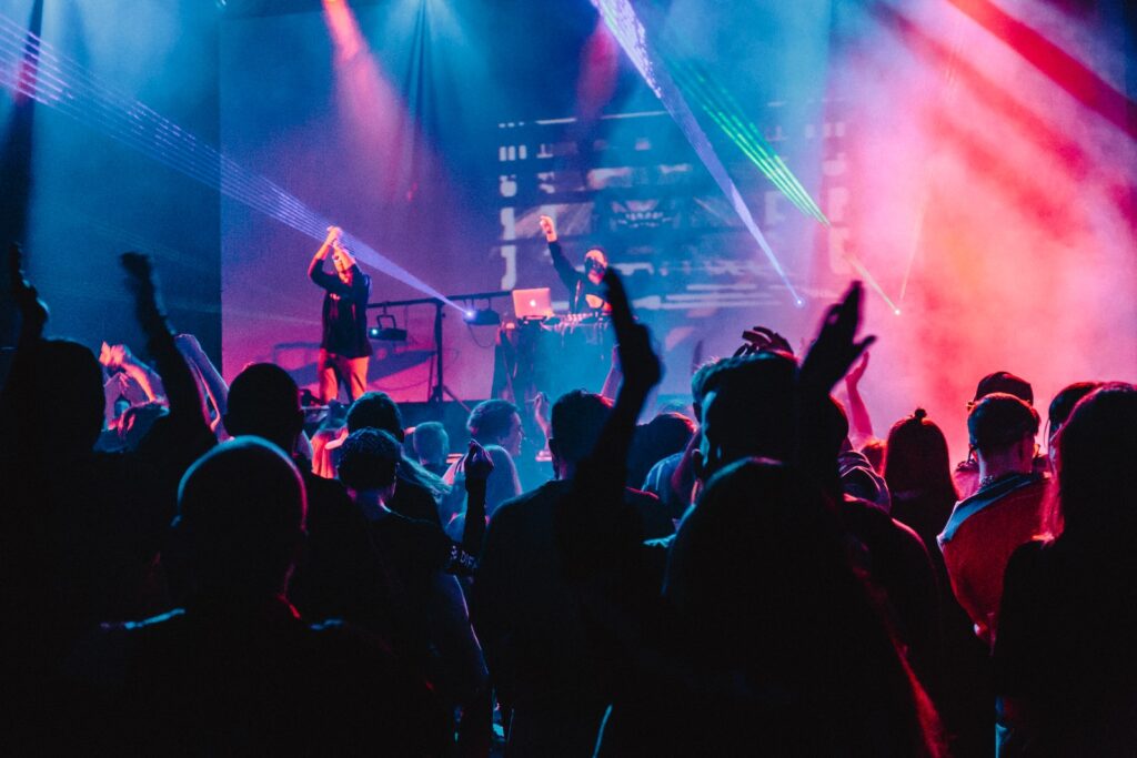 Une fête dans une salle bondée de gens